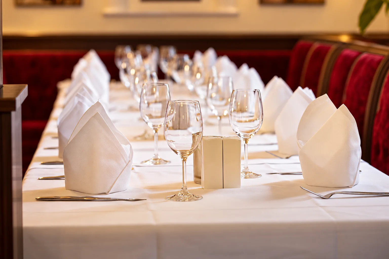 Festlich gedeckte Tafel mit weißen Stoffservietten im Restaurant