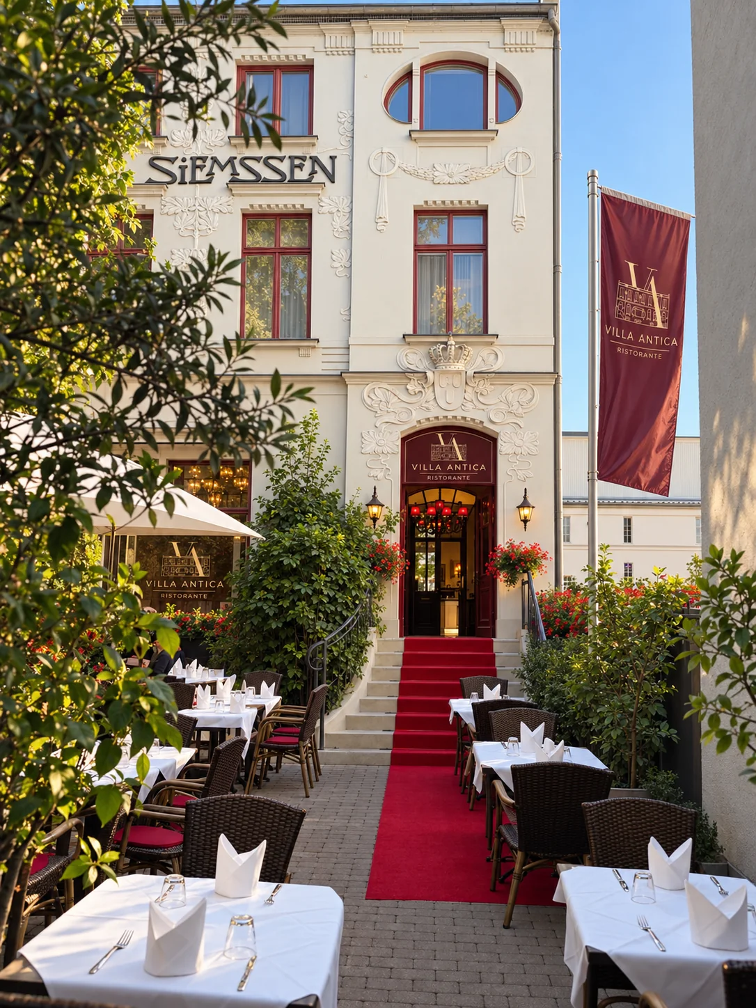 Der Eingang der Villa Antica mit rotem Teppich und dem Logo